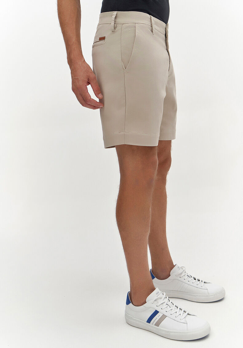 Shorts Reto Radial Chino Em Sarja Amaciada Com Elastano, BEGE GELO, large.