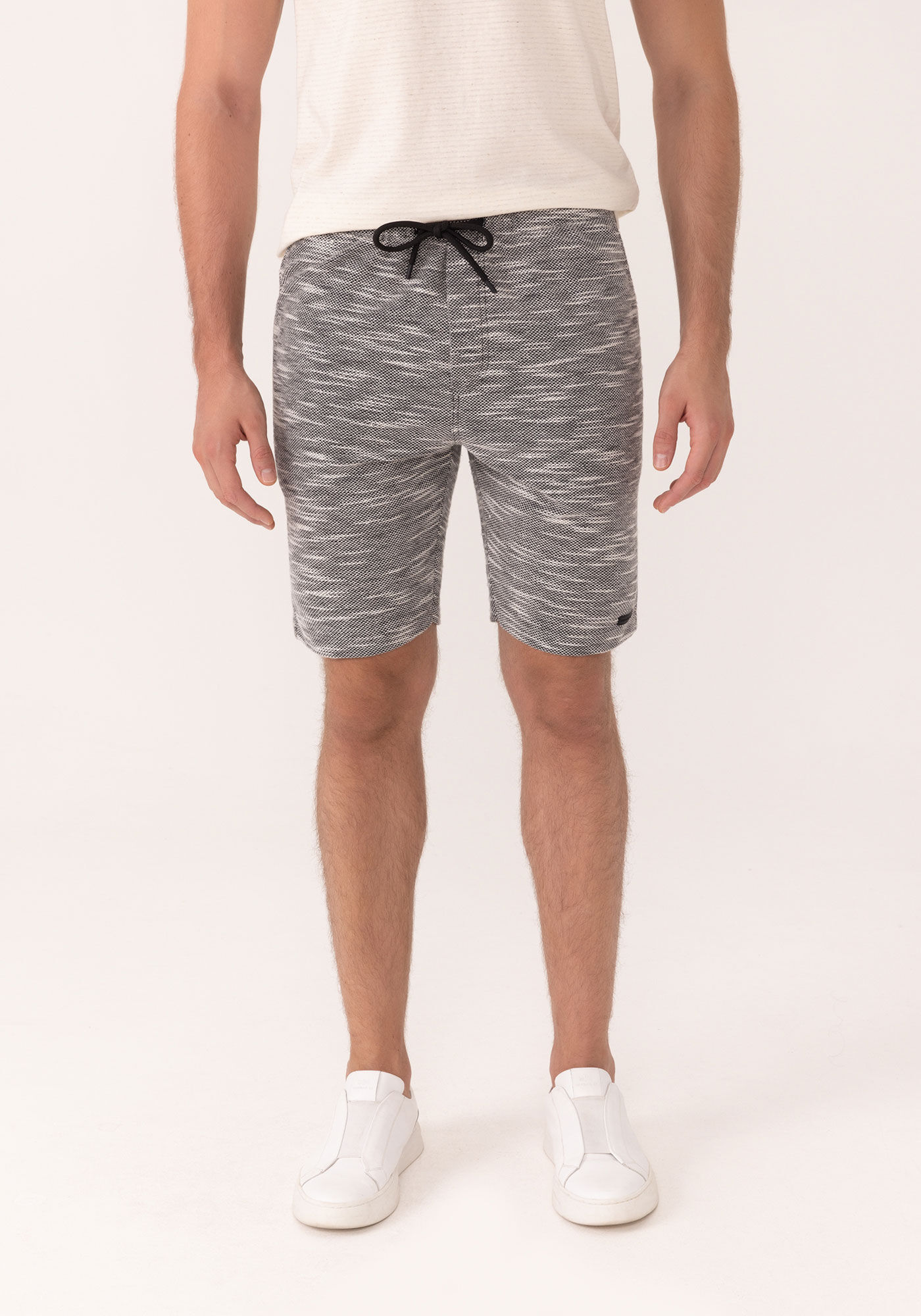 Bermuda Em Moletom Flam&ecirc; Com Bolsos E Cadar&ccedil;o, PRETO, large.