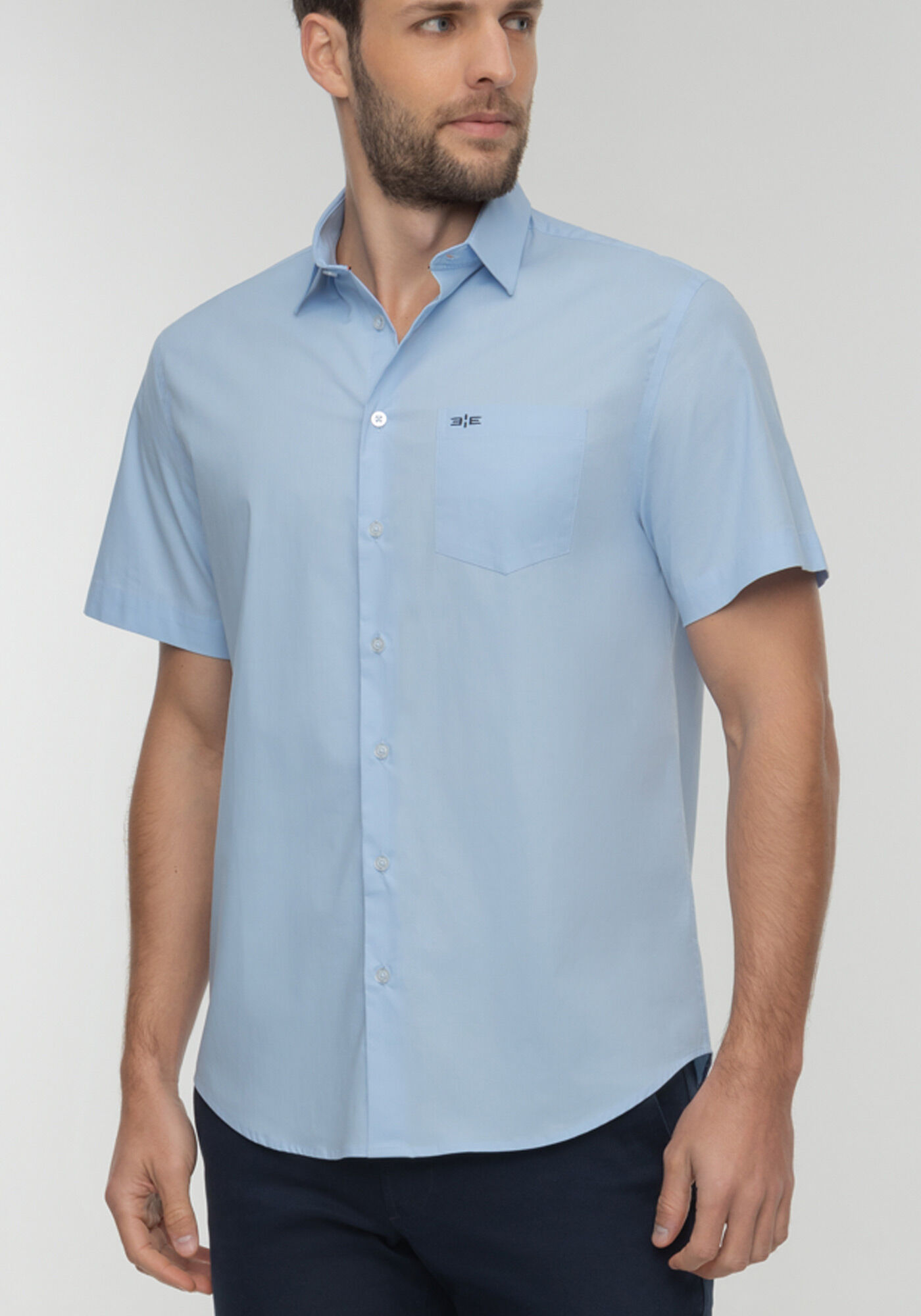 Camisa Comfort De Mangas Curtas Com Bolso Funcional Bordado, AZUL, large.