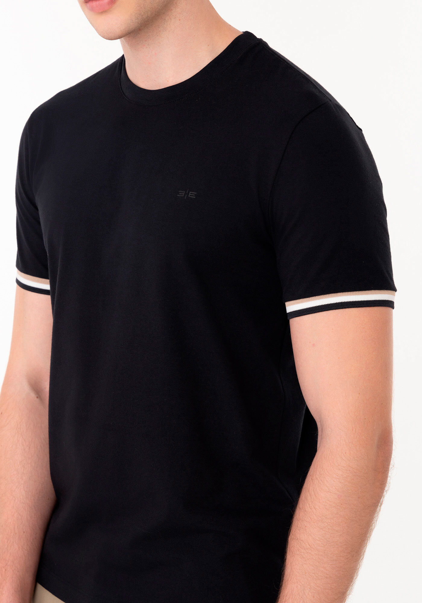 Camiseta De Mangas Curtas Com Retil&iacute;nea Em Malha De Algod&atilde;o, PRETO, large.