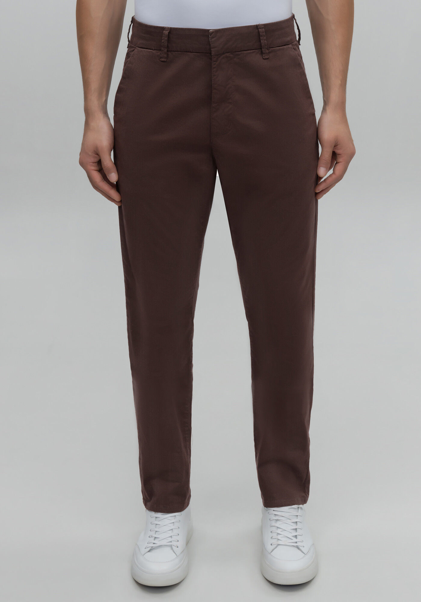 Cal&ccedil;a Slim Turbofan Chino Em Sarja Com Elastano, MARROM EGGPLANT, large.