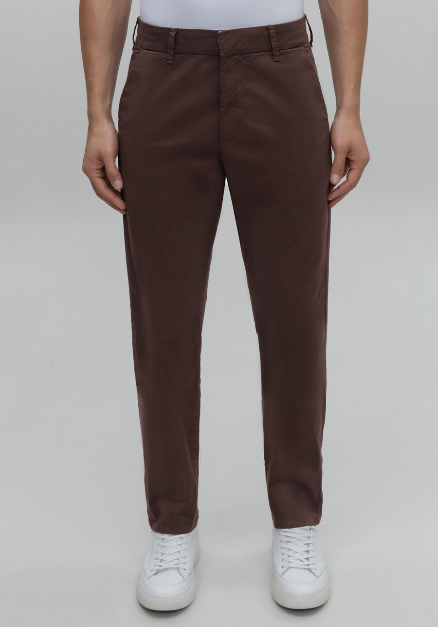 Calça Slim Turbofan Chino Em Sarja Com Elastano, MARROM EGGPLANT. Calça Slim Turbofan Chino Em Sarja Com Elastano, MARROM EGGPLANT, large.