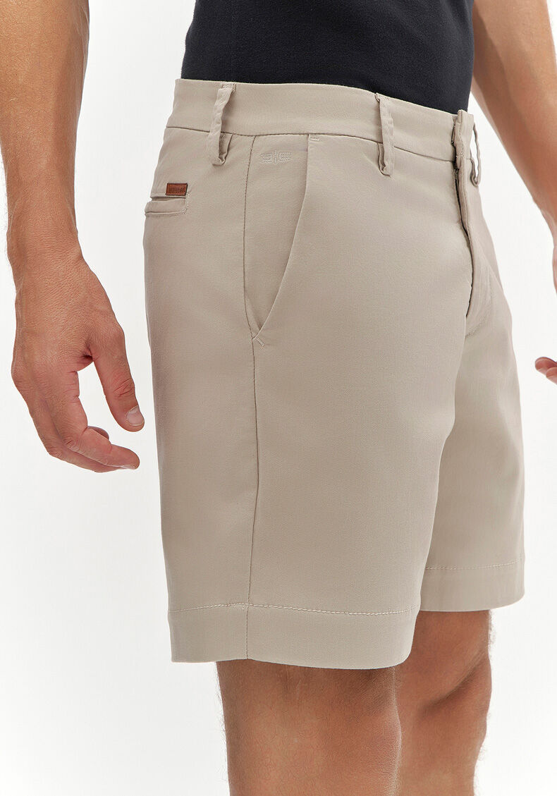 Shorts Reto Radial Chino Em Sarja Amaciada Com Elastano, BEGE GELO, large.