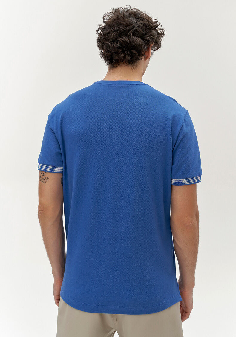 Camiseta Masculina em Malha Piquet com Retil&iacute;nea, AZUL OMEGA, large.