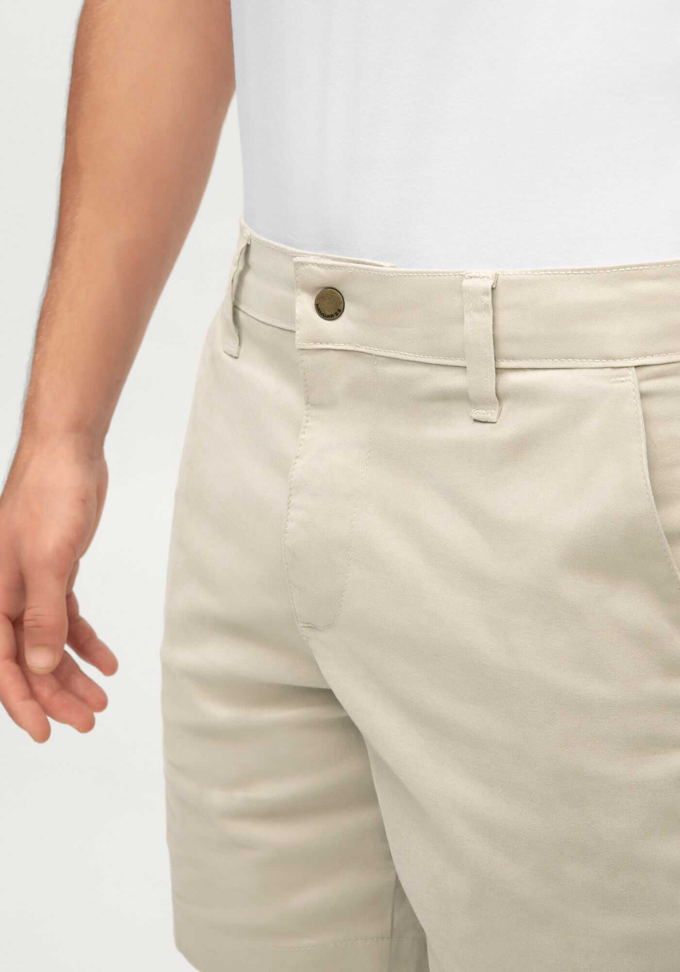 Shorts Sarja Masculino Reto com Bolsos, BEGE GELO, large.