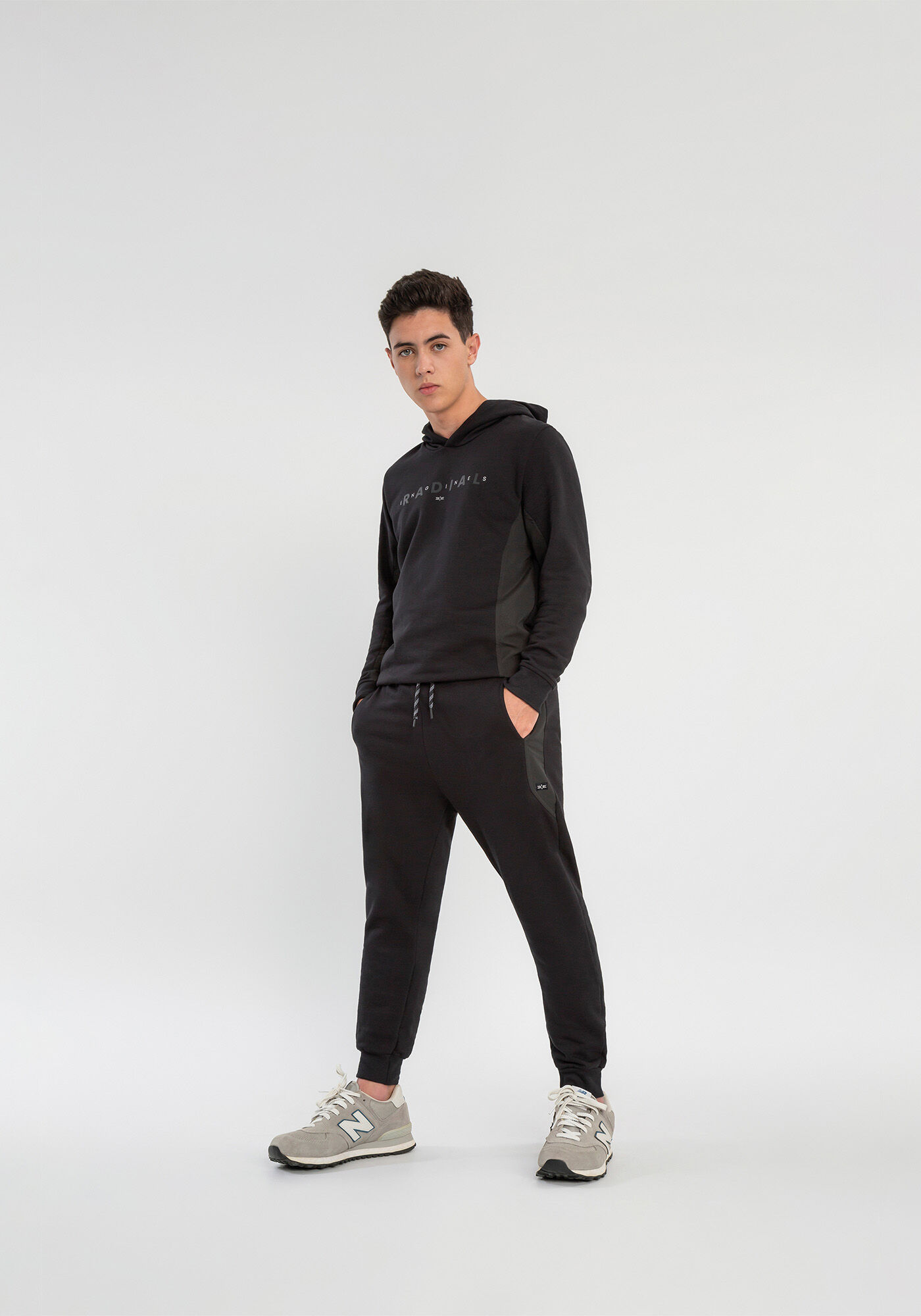 Blus&atilde;o Capuz em Moletom Recortes, PRETO REATIVO, large.