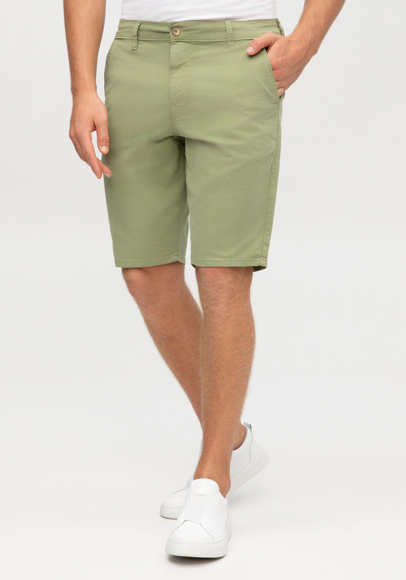 Bermuda Reta Radial Com Bolsos Em Sarja De Alfaiataria, VERDE CORAL, large.