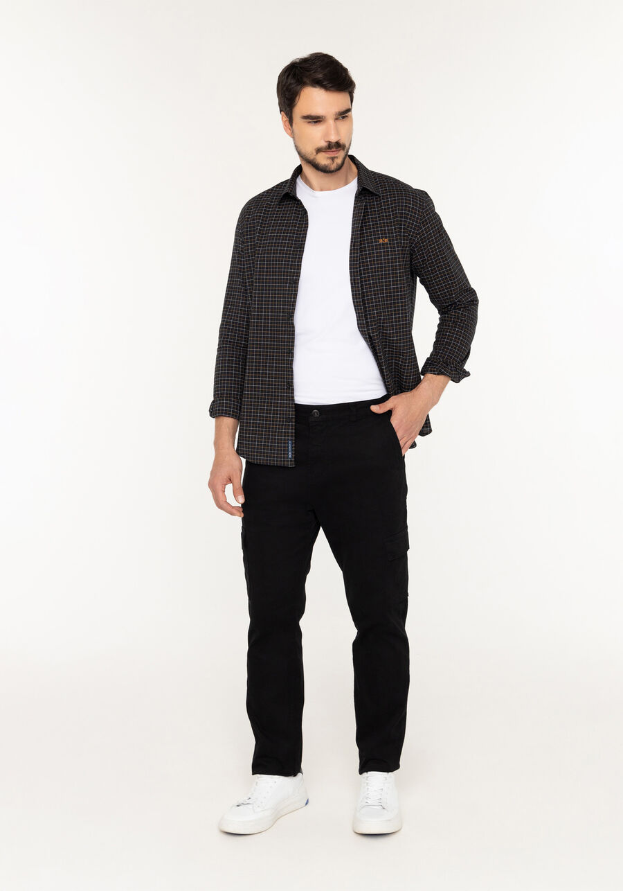 Calça Jogging Com Bolso Cargo Em Sarja Denim Malha, PRETO. Calça Jogging Com Bolso Cargo Em Sarja Denim Malha, PRETO, large.