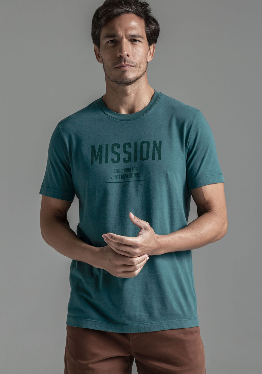 Camiseta Masculina em Malha com Estampa Mission, VERDE LAKE. Camiseta Masculina em Malha com Estampa Mission, VERDE LAKE, large.