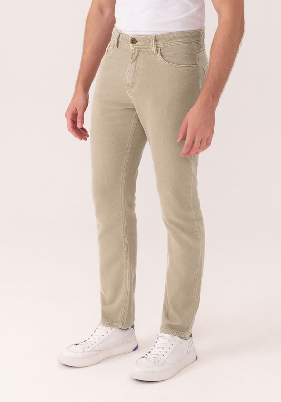 Calça Slim Com Bolsos Em Sarja, CAQUI RAIZ. Calça Slim Com Bolsos Em Sarja, CAQUI RAIZ, large.