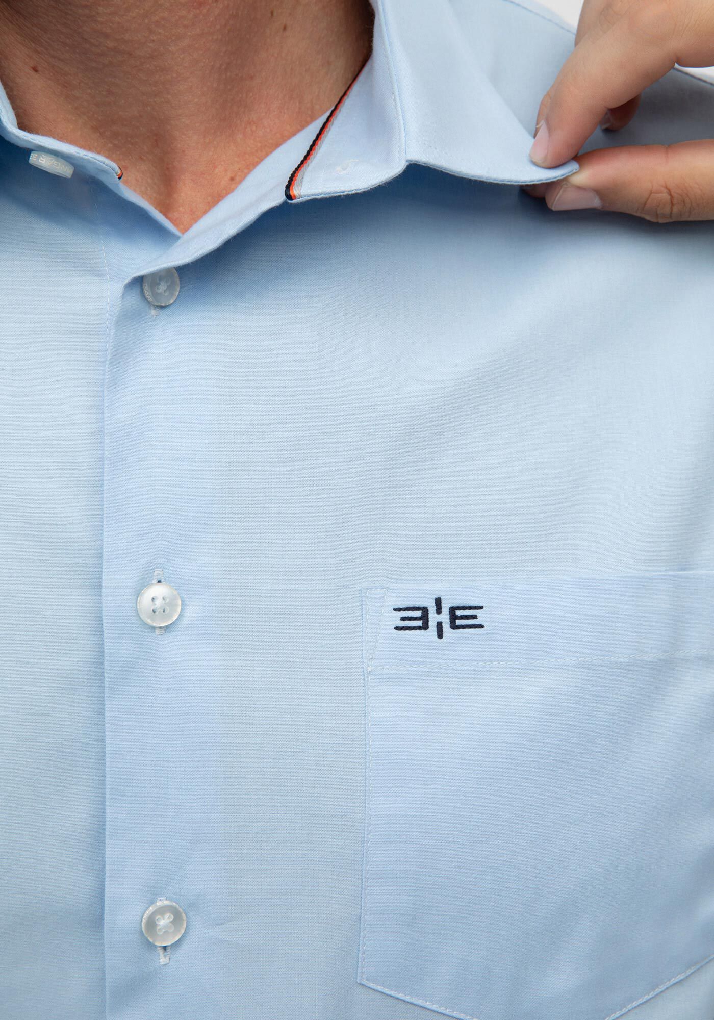 Camisa Comfort De Mangas Curtas Com Bolso Funcional Bordado, AZUL, large.