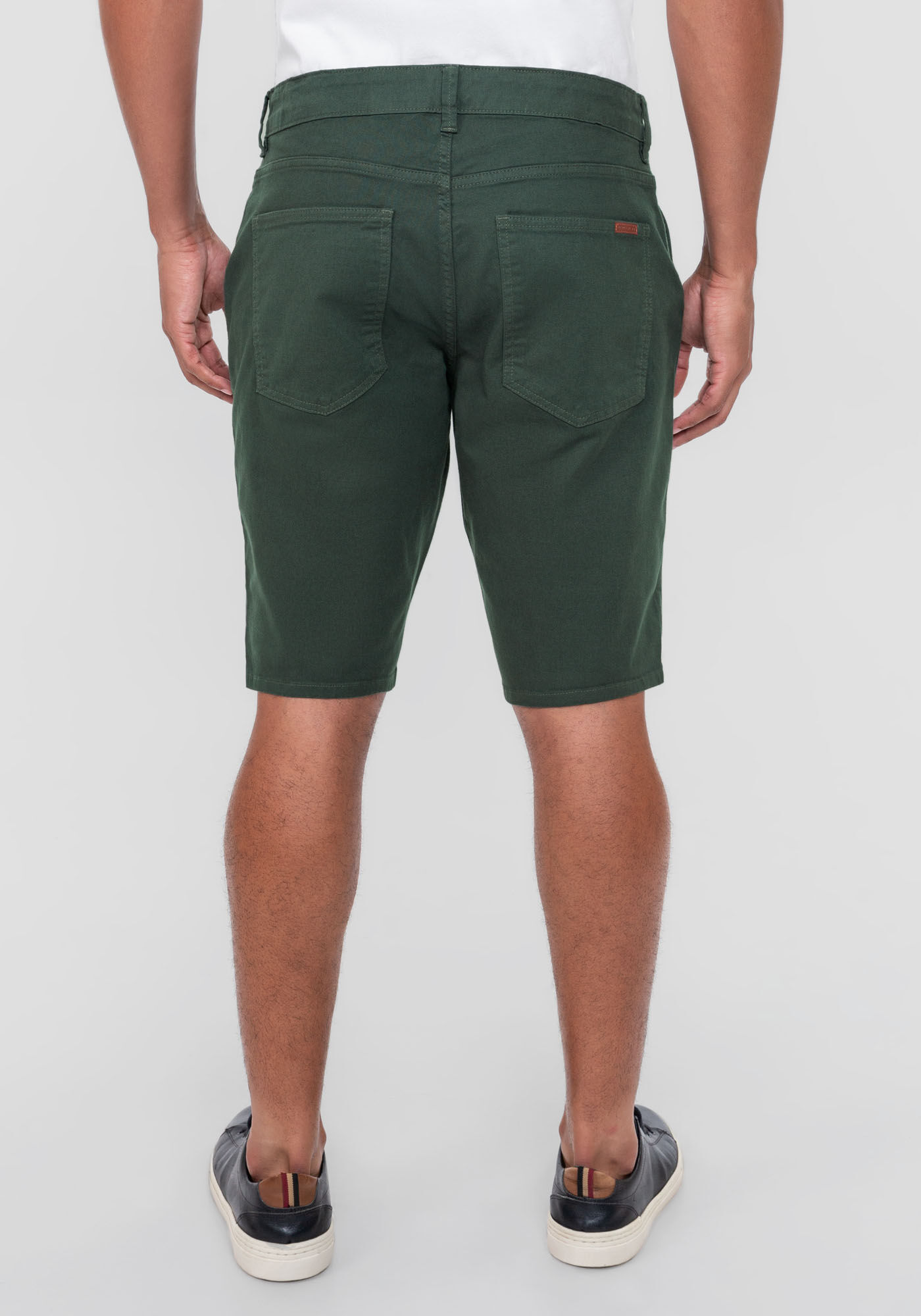 Bermuda Reta Radial Em Sarja Com Elastano, VERDE FURIA, large.