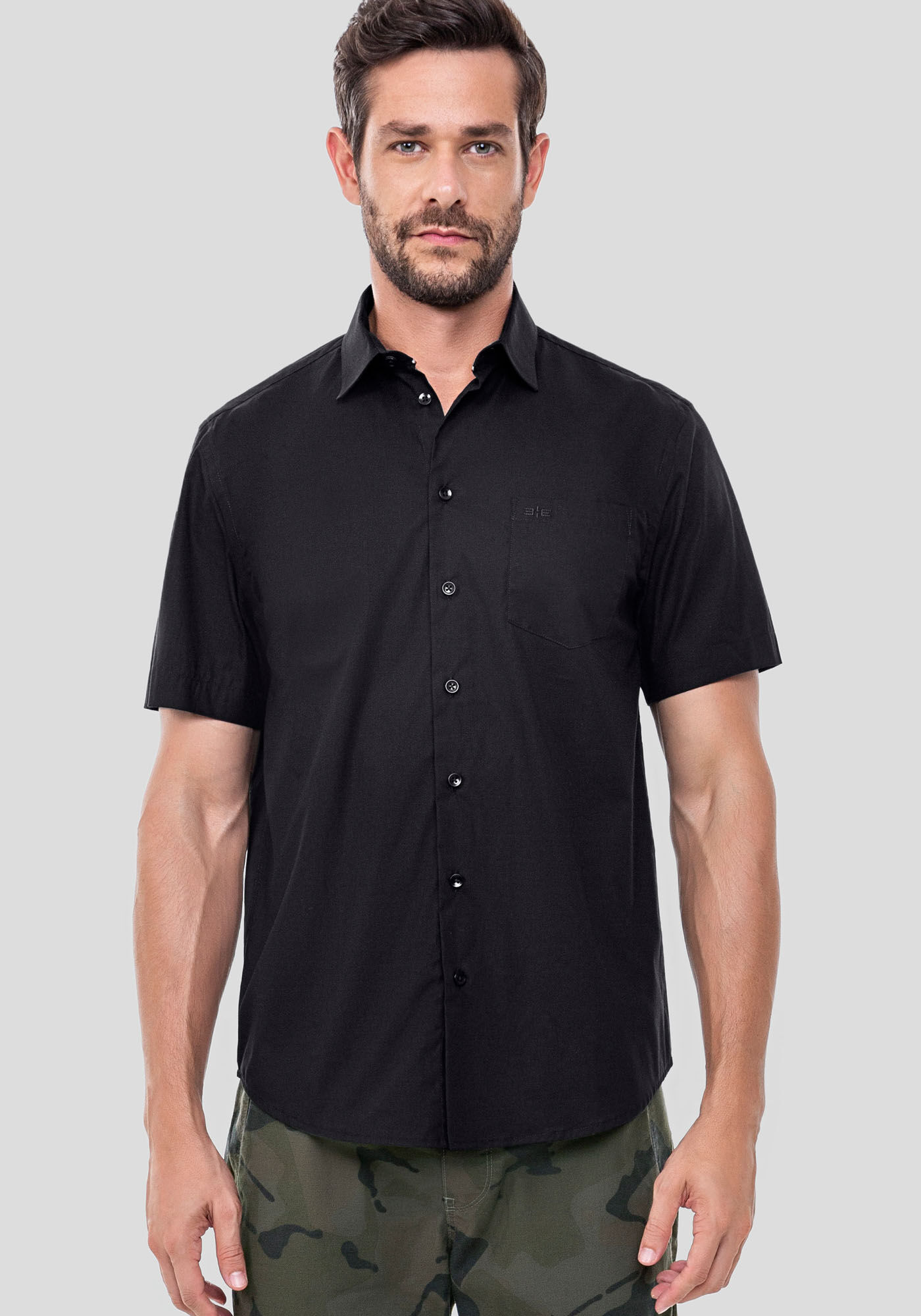 Camisa Comfort De Mangas Curtas Com Bolso Funcional Bordado, PRETO REATIVO, large.
