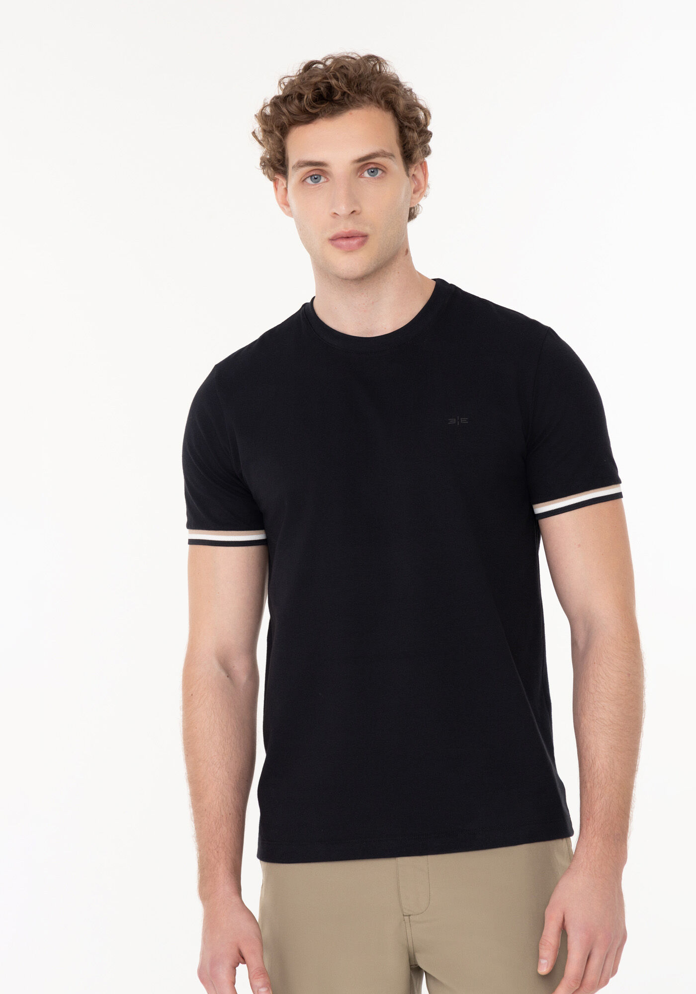 Camiseta De Mangas Curtas Com Retil&iacute;nea Em Malha De Algod&atilde;o, PRETO, large.