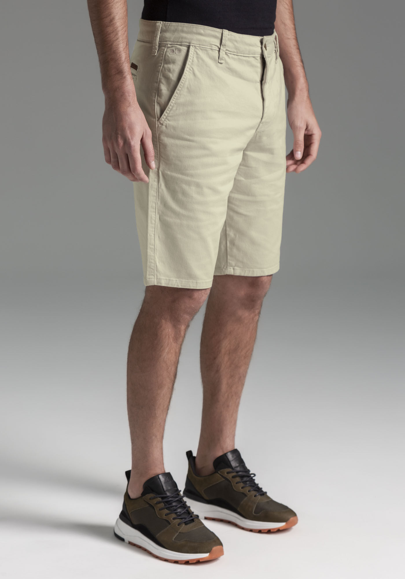 Bermuda Reta Radial Com Bolsos Em Sarja De Alfaiataria, BEGE GELO, large.