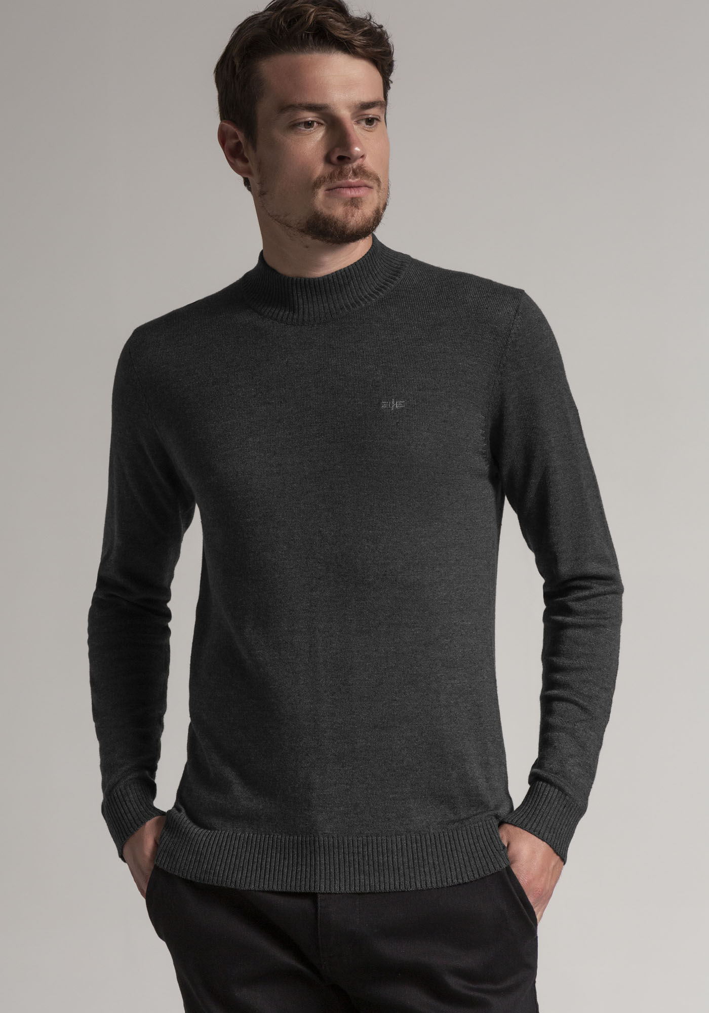 Blus&atilde;o Masculino em Tric&ocirc; com Gola Alta, MESCLA ESCURO, large.