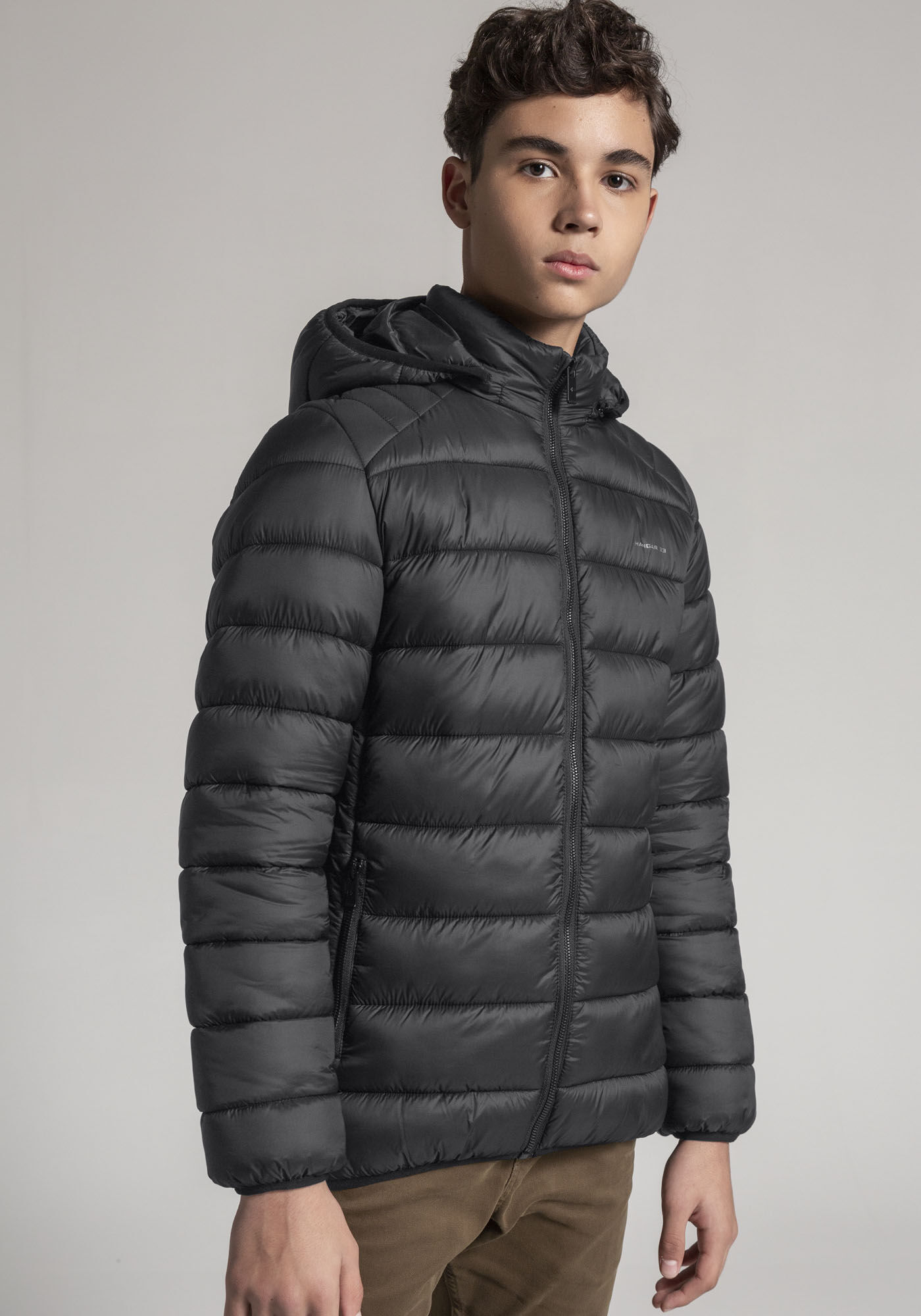 Jaqueta Puffer Juvenil em Nylon com Capuz, PRETO REATIVO, large.