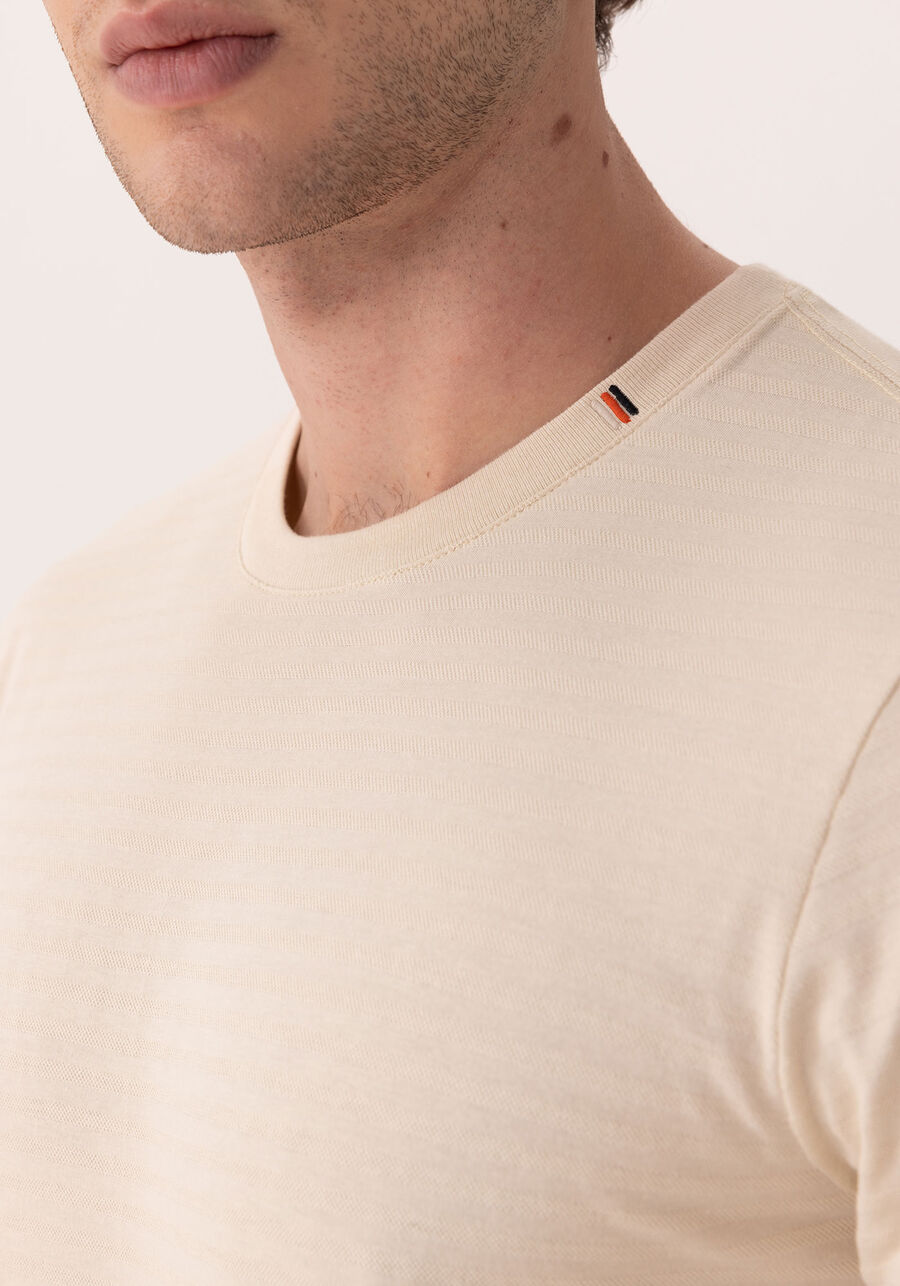 Camiseta Com Gola Bordada Em Malha Texturizada, BEGE ORVALHO. Camiseta Com Gola Bordada Em Malha Texturizada, BEGE ORVALHO, large.