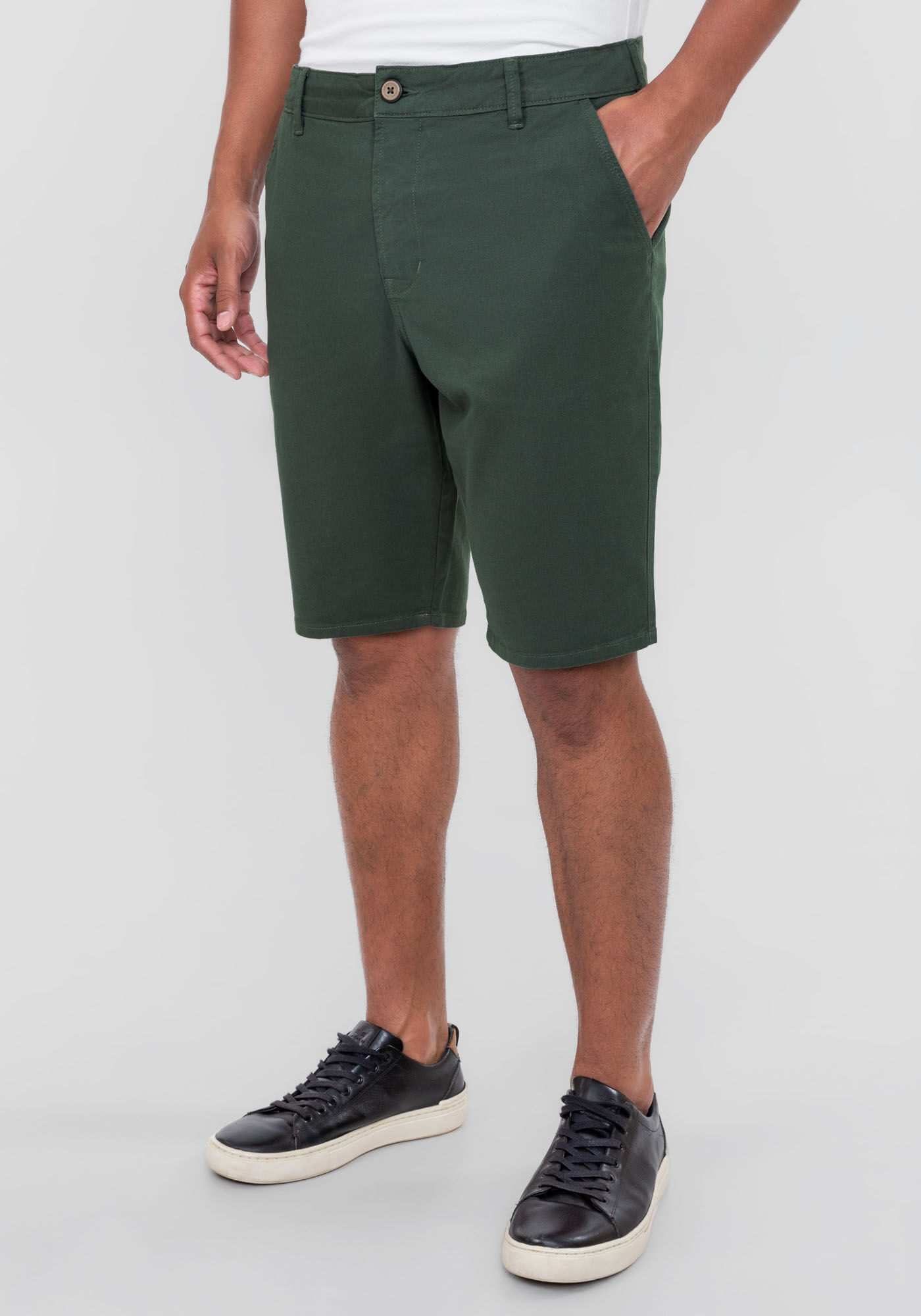 Bermuda Reta Radial Em Sarja Com Elastano, VERDE FURIA, large.