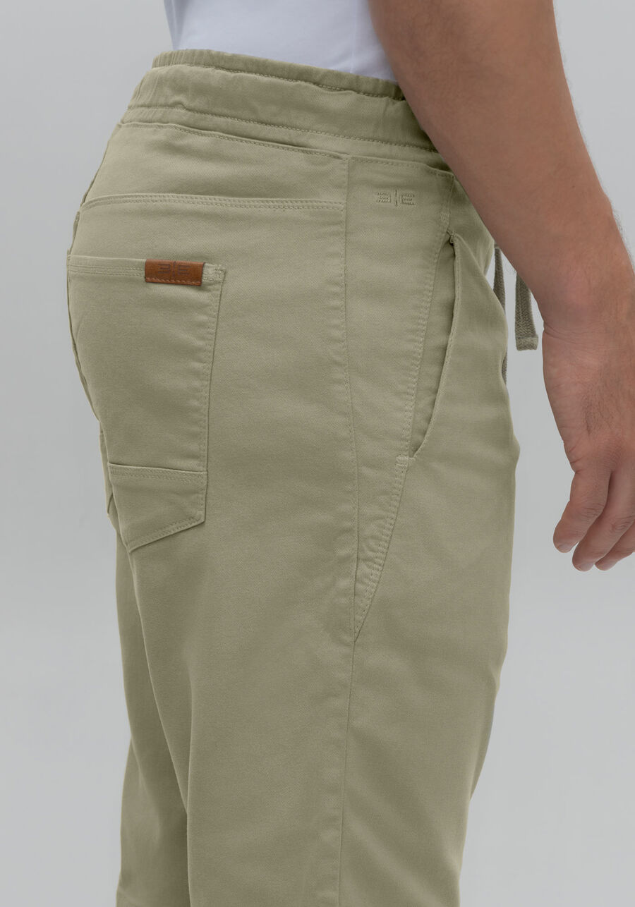 Bermuda Jogging Com Bolsos Em Sarja Denim Malha, VERDE EUCALIPTO. Bermuda Jogging Com Bolsos Em Sarja Denim Malha, VERDE EUCALIPTO, large.