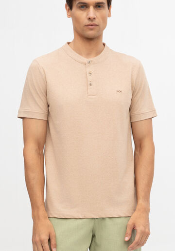 Camisa Gola Padre Masculina em Malha Terra, BEGE ZUCCA. Camisa Gola Padre Masculina em Malha Terra, BEGE ZUCCA, large.