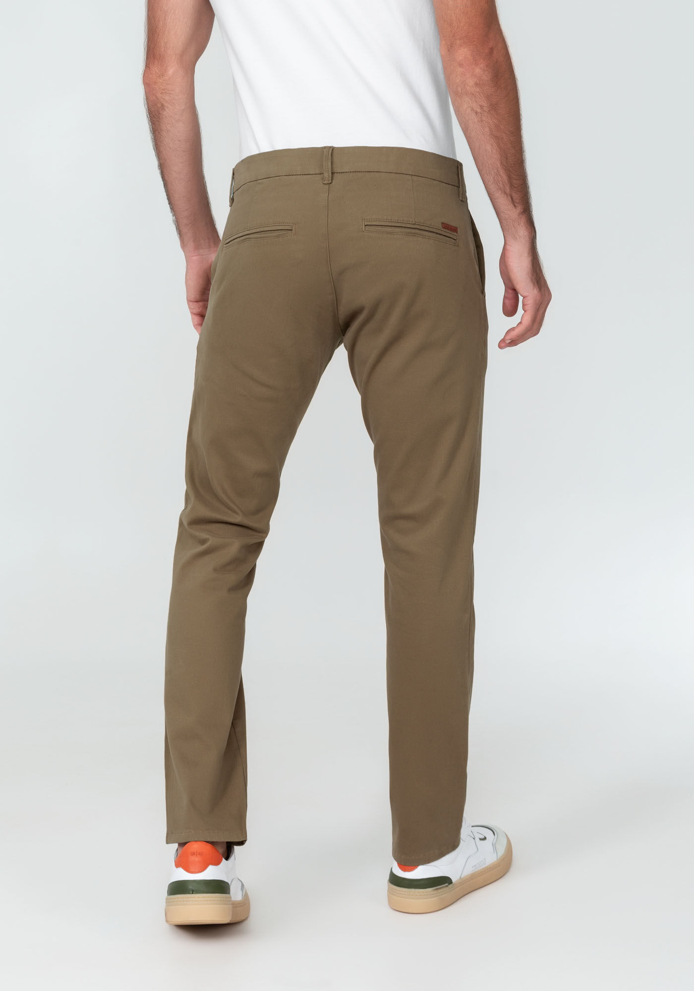 Diferença calça clearance chino e sarja