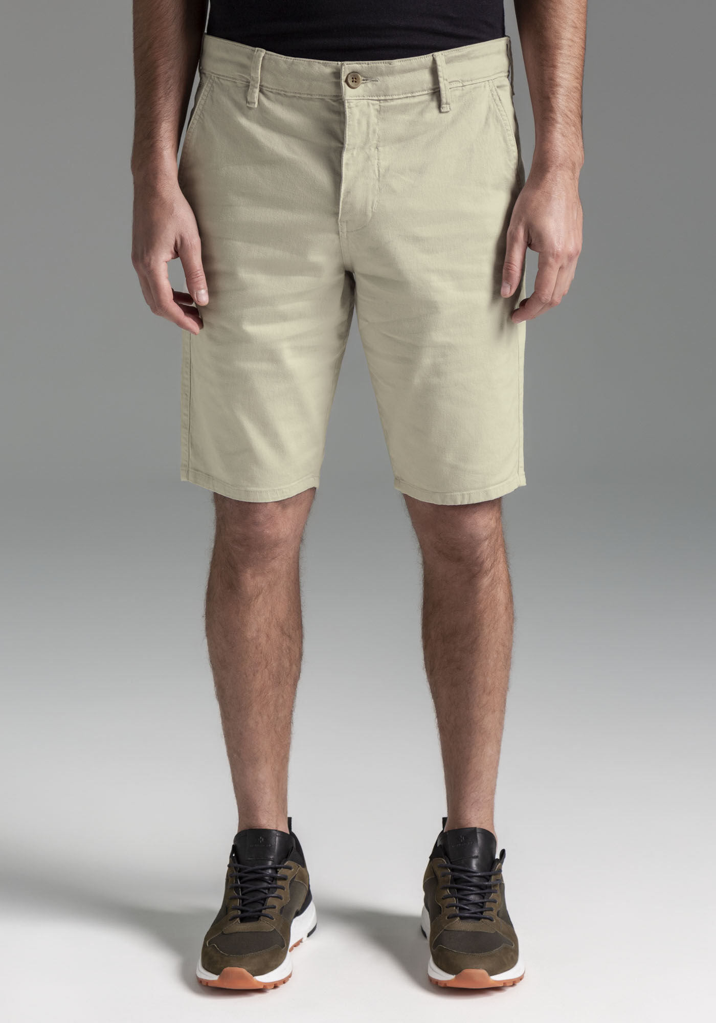 Bermuda Reta Radial Com Bolsos Em Sarja De Alfaiataria, BEGE GELO, large.