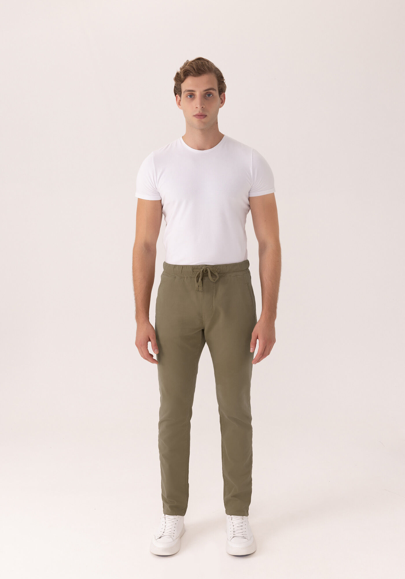 Cal&ccedil;a Jogging Com Bolsos Em Sarja Denim Malha, CAQUI RAIZ, large.