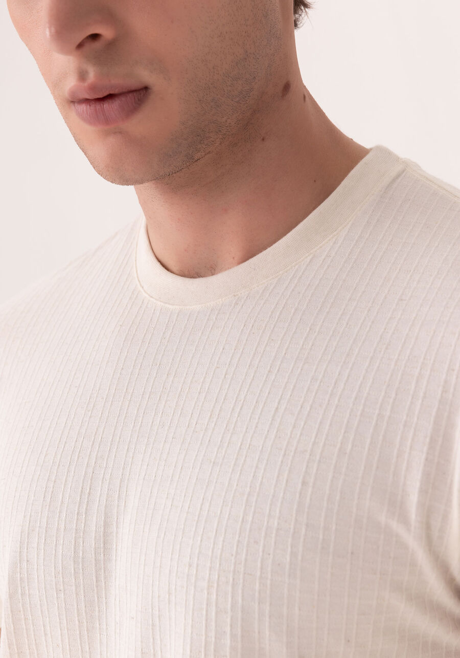 Camiseta De Mangas Curtas Em Malha Texturizada Com Linho, BRANCO OFF WHITE. Camiseta De Mangas Curtas Em Malha Texturizada Com Linho, BRANCO OFF WHITE, large.