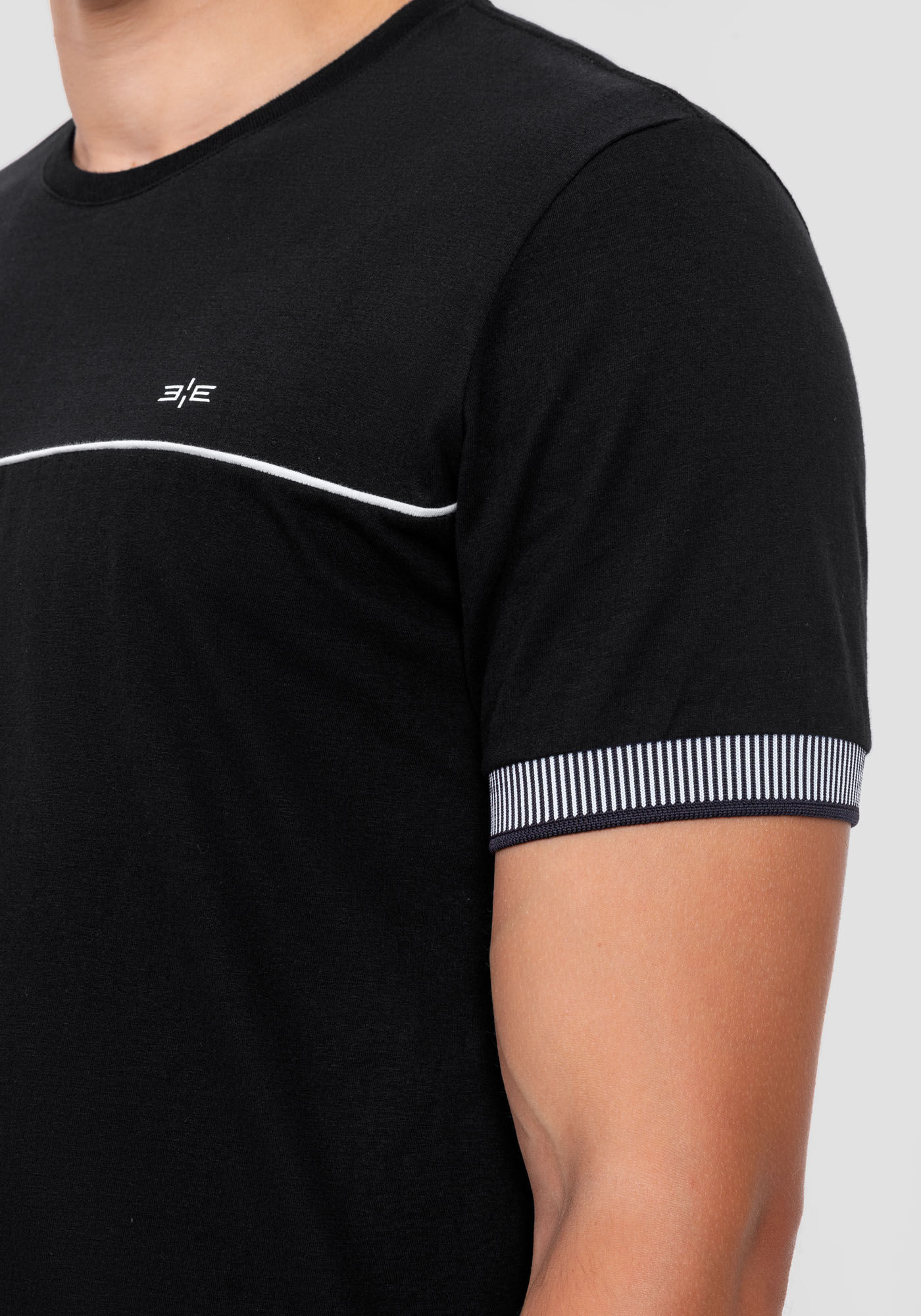 Camiseta Masculina em Malha com Retil&iacute;nea Manga, PRETO, large.