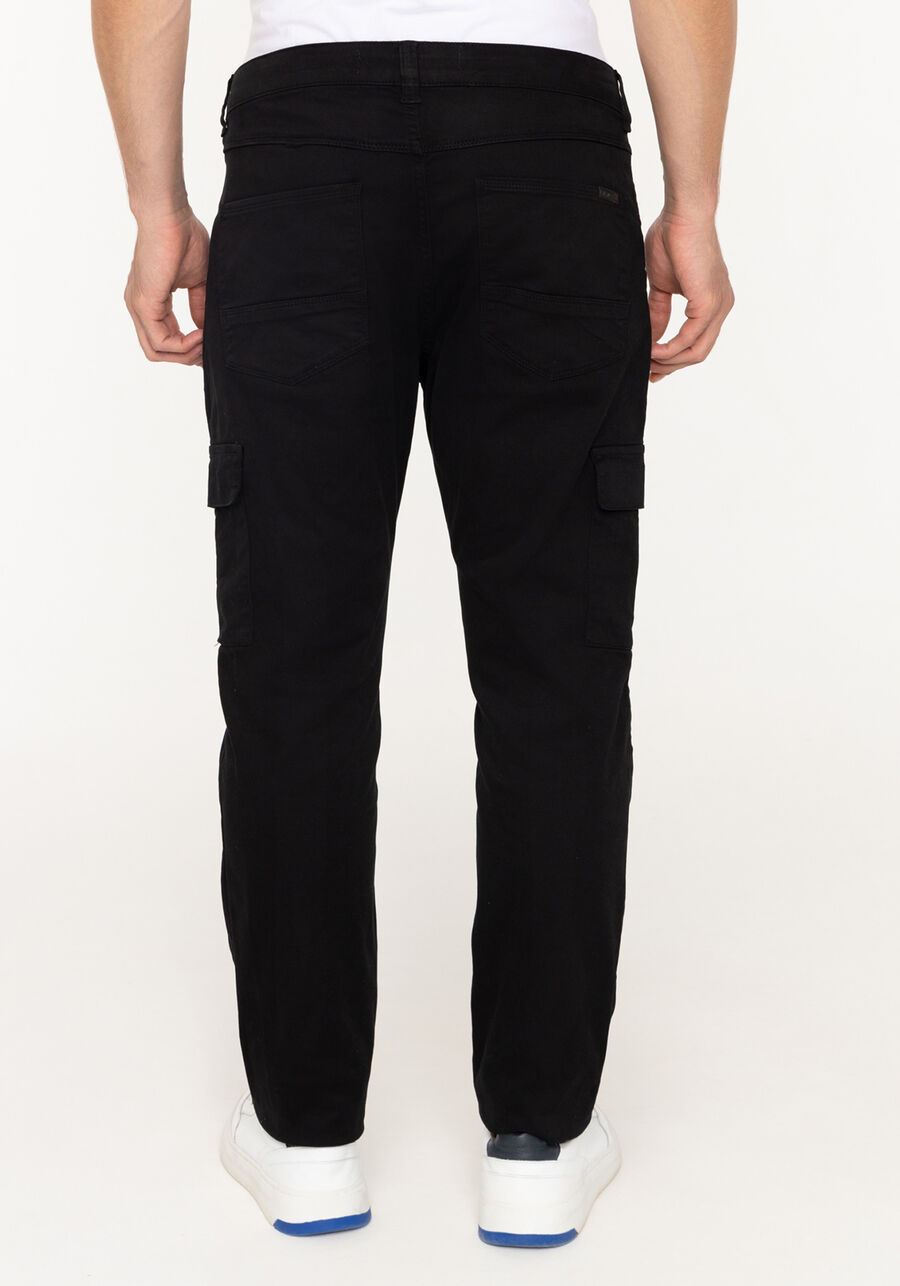 Calça Jogging Com Bolso Cargo Em Sarja Denim Malha, PRETO. Calça Jogging Com Bolso Cargo Em Sarja Denim Malha, PRETO, large.