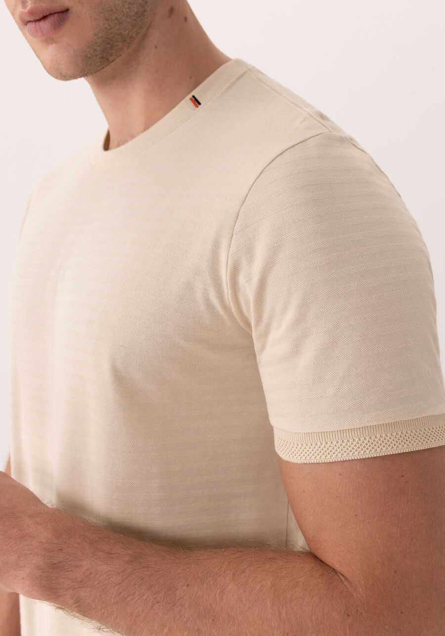 Camiseta Com Gola Bordada Em Malha Texturizada, BEGE ORVALHO. Camiseta Com Gola Bordada Em Malha Texturizada, BEGE ORVALHO, large.