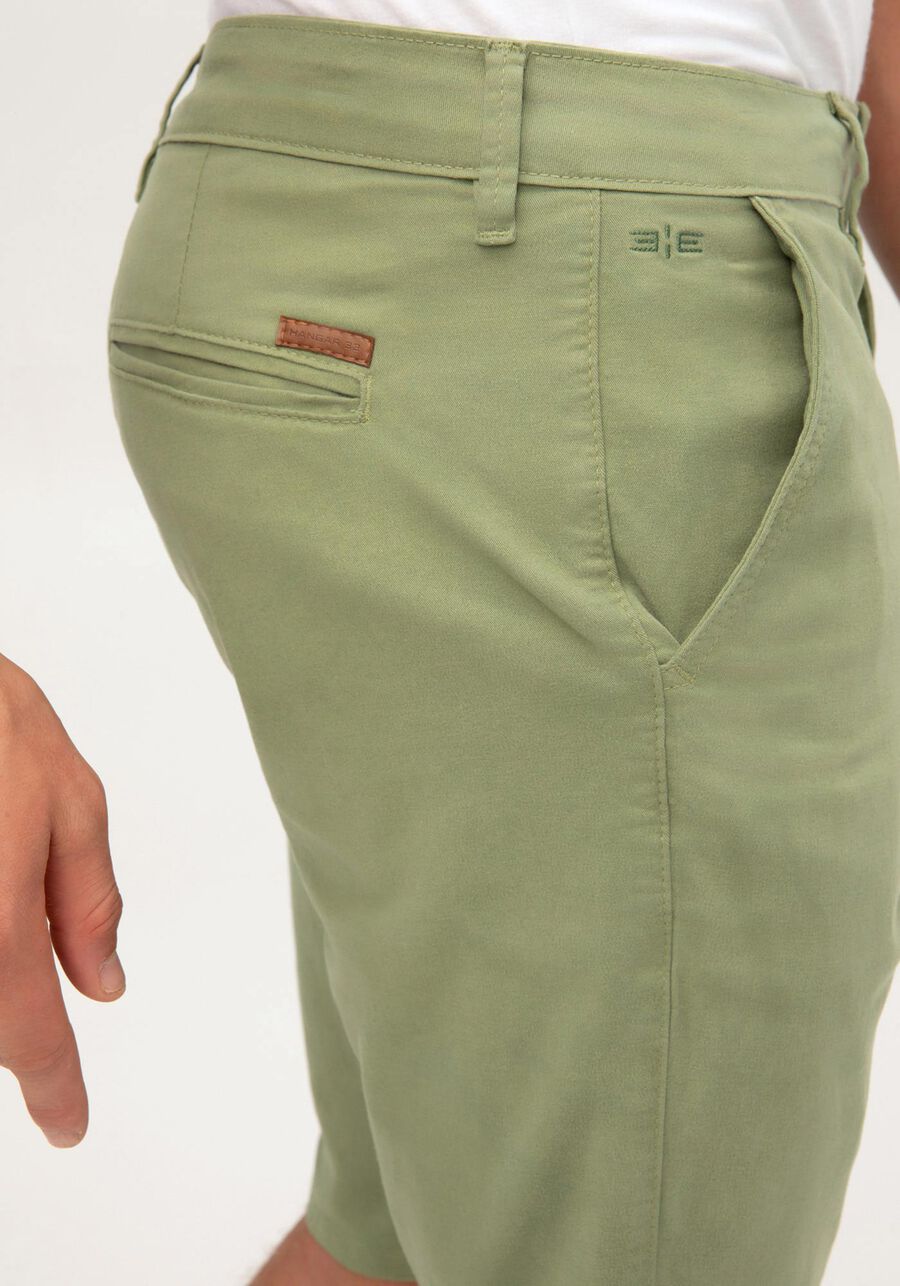 Bermuda Reta Radial Com Bolsos Em Sarja De Alfaiataria, VERDE CORAL. Bermuda Reta Radial Com Bolsos Em Sarja De Alfaiataria, VERDE CORAL, large.