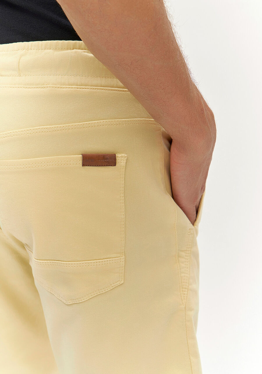 Bermuda Jogging Com Bolsos Em Sarja Denim Malha, AMARELO ROSITA. Bermuda Jogging Com Bolsos Em Sarja Denim Malha, AMARELO ROSITA, large.