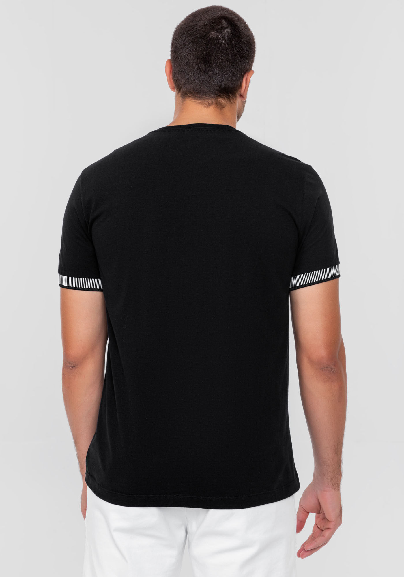 Camiseta Masculina em Malha com Retil&iacute;nea Manga, PRETO, large.