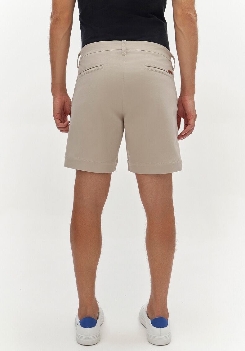 Shorts Reto Radial Chino Em Sarja Amaciada Com Elastano, BEGE GELO, large.