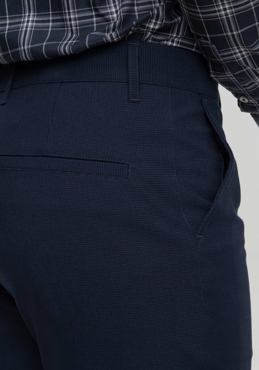 Calça Com Bolsos Em Tecido Plano Com Elastano, MARINHO IMPERIO. Calça Com Bolsos Em Tecido Plano Com Elastano, MARINHO IMPERIO, large.
