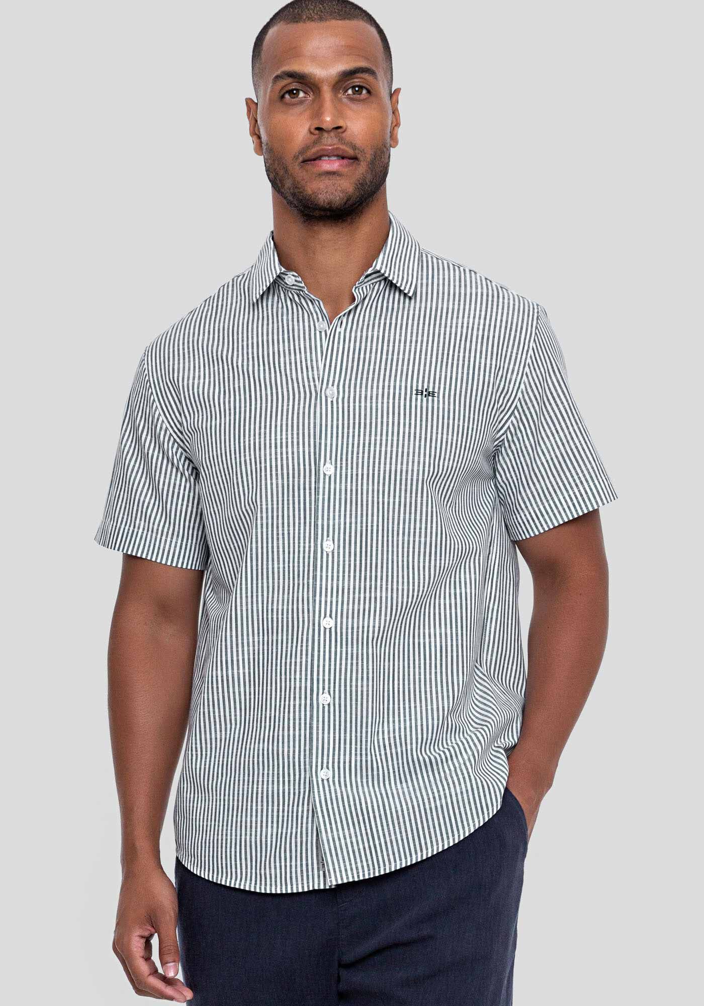 Camisa Masculina Comfort Listrada com Manga Curta Hangar 33