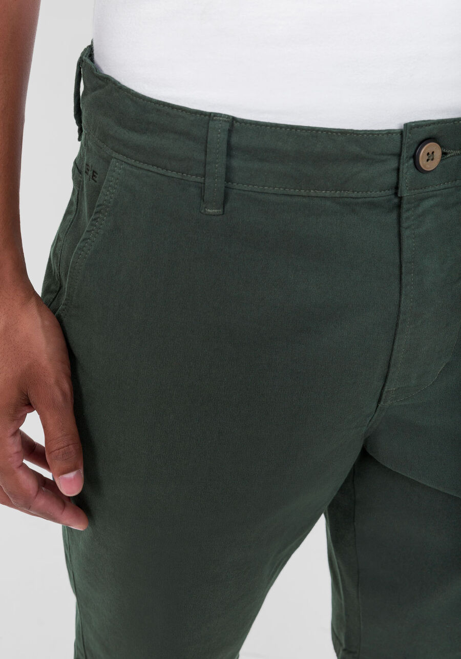 Bermuda Reta Radial Em Sarja Com Elastano, VERDE FURIA. Bermuda Reta Radial Em Sarja Com Elastano, VERDE FURIA, large.