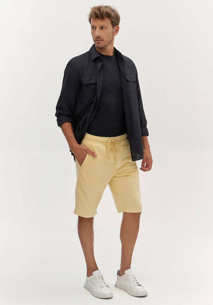 Bermuda Jogging Com Bolsos Em Sarja Denim Malha, AMARELO ROSITA. Bermuda Jogging Com Bolsos Em Sarja Denim Malha, AMARELO ROSITA, large.