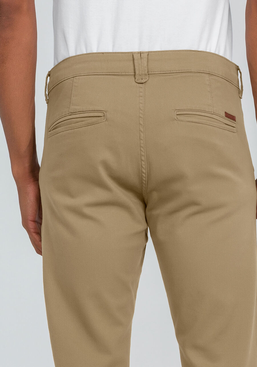 Calça Chino Reta em Sarja, CAQUI RAIZ. Calça Chino Reta em Sarja, CAQUI RAIZ, large.