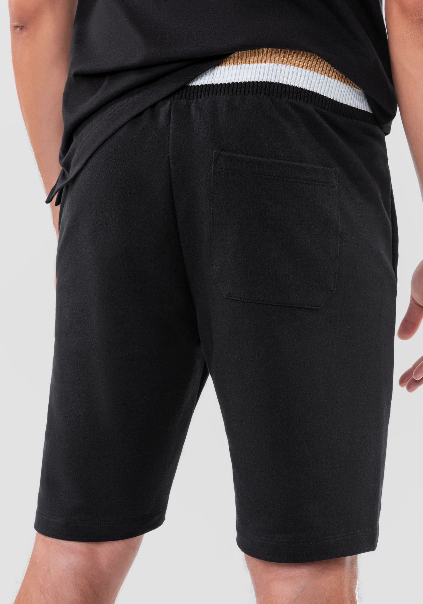 Bermuda Masculina em Moletom com Retil&iacute;nea C&oacute;s, PRETO, large.