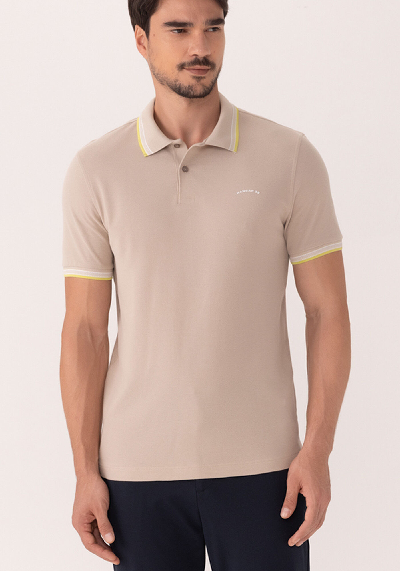 Camisa Polo Com Mangas Curtas E Retil&iacute;nea Em Malha Piquet, BEGE SILVERSTONE, large.