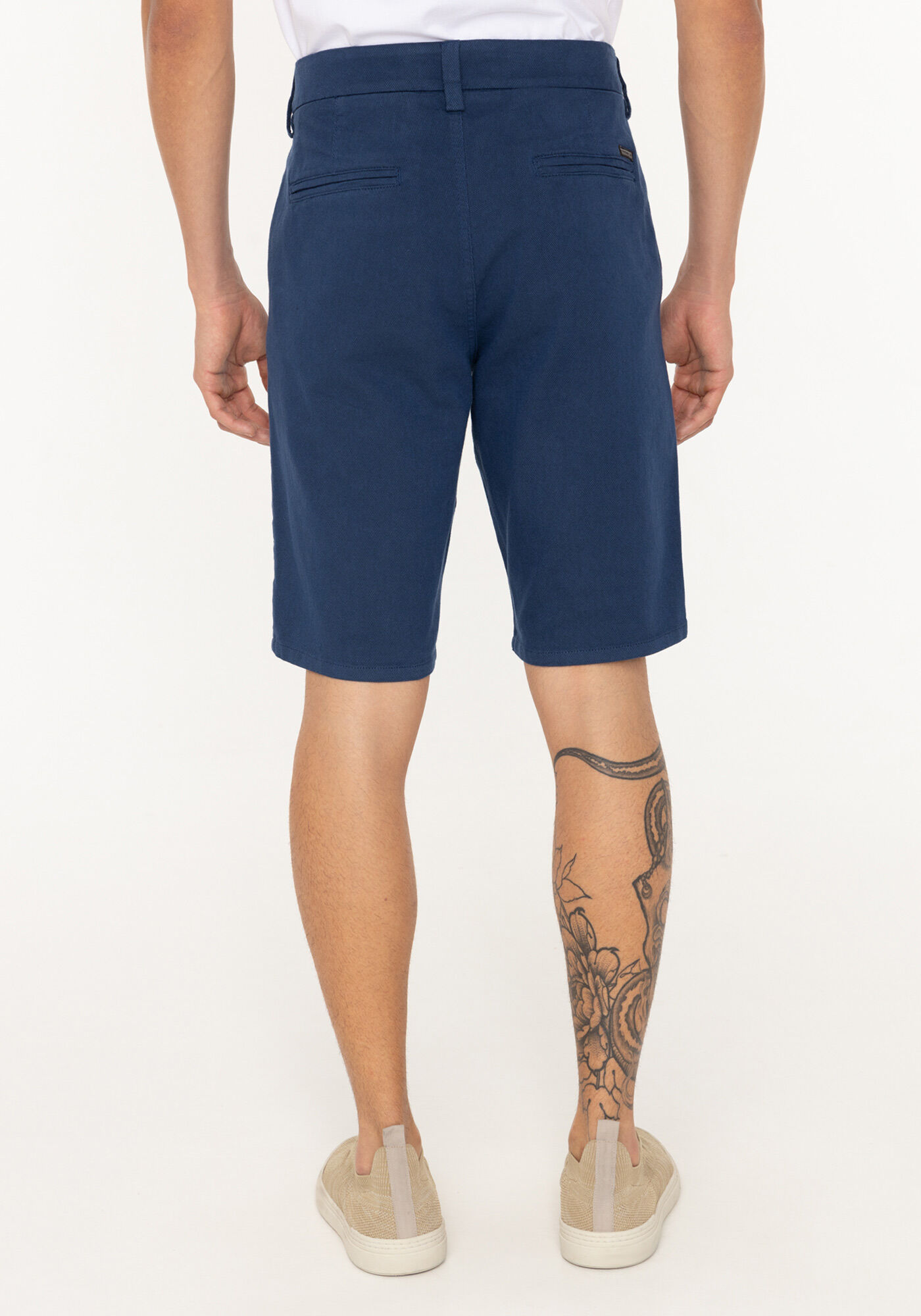 Bermuda Reta Masculina Em Sarja Ponto Roma Com Bolsos, AZUL HORIZONTE, large.