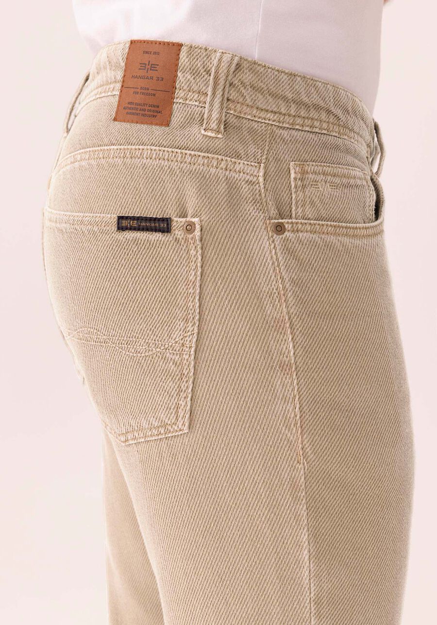 Calça Slim Com Bolsos Em Sarja, CAQUI RAIZ. Calça Slim Com Bolsos Em Sarja, CAQUI RAIZ, large.