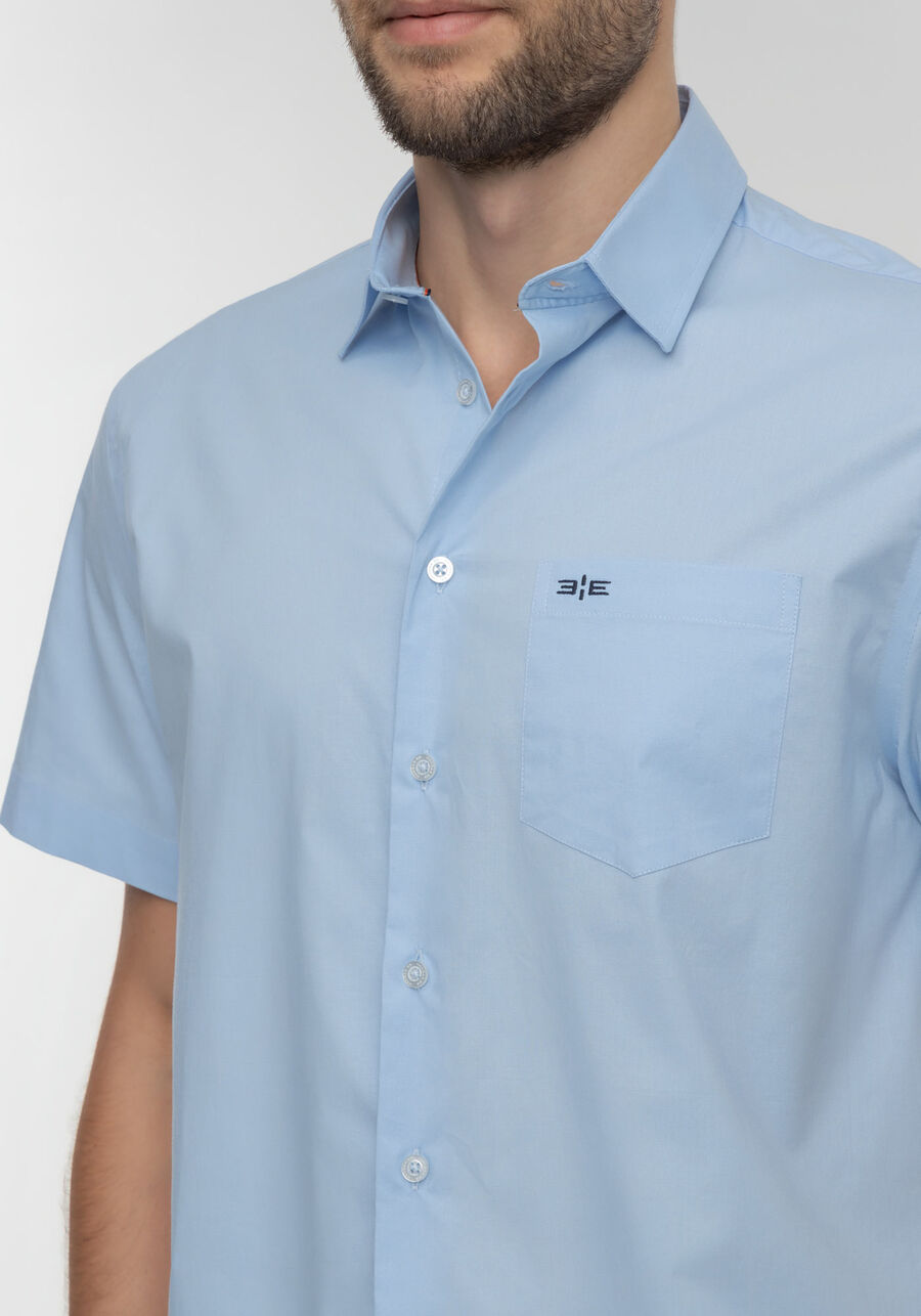 Camisa Comfort De Mangas Curtas Com Bolso Funcional Bordado, AZUL. Camisa Comfort De Mangas Curtas Com Bolso Funcional Bordado, AZUL, large.