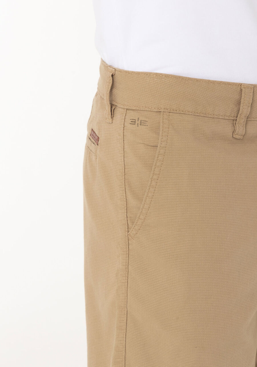 Shorts Reto Masculino Em Sarja Texturizada Com Elastano, CAQUI RAIZ. Shorts Reto Masculino Em Sarja Texturizada Com Elastano, CAQUI RAIZ, large.