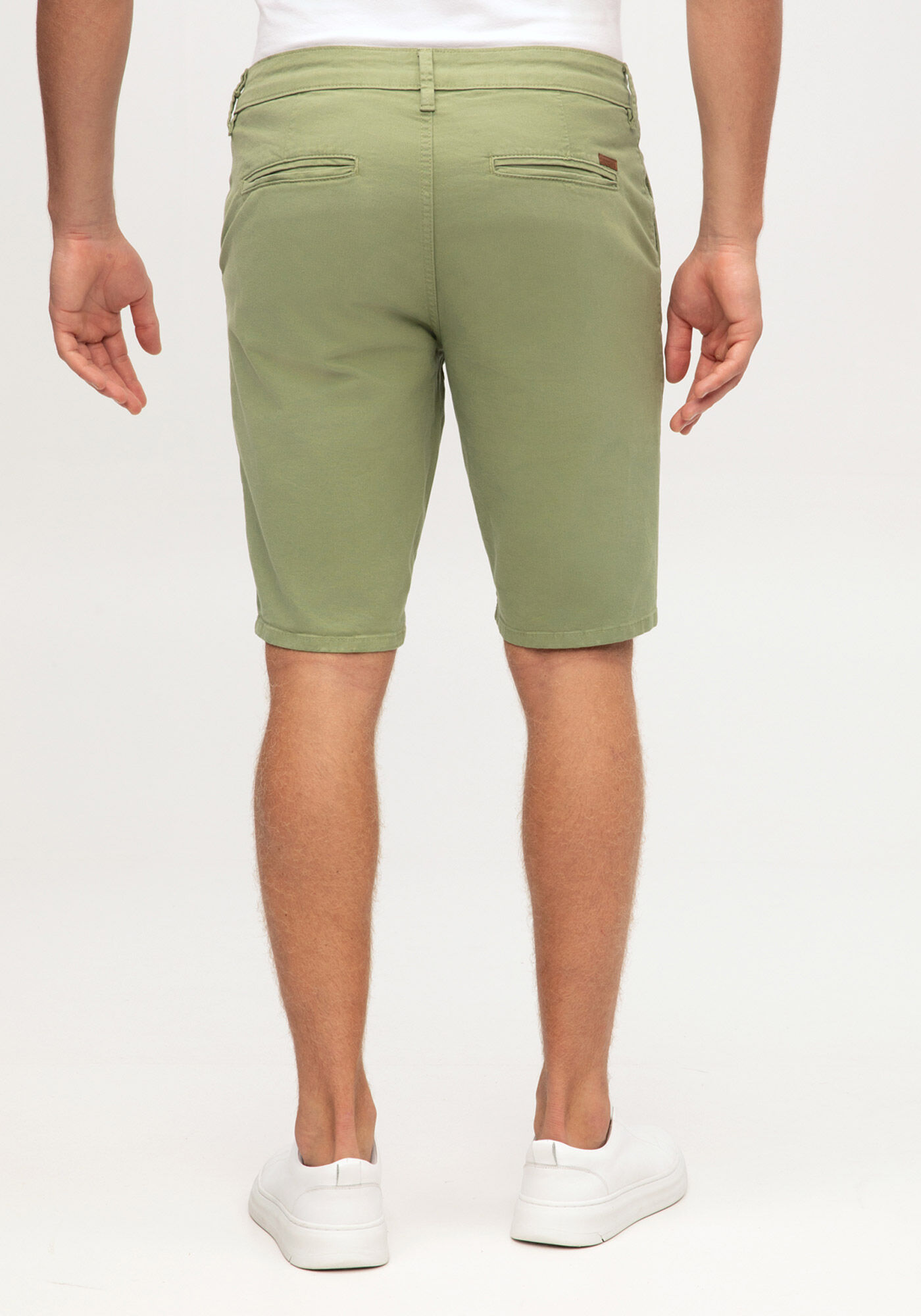 Bermuda Reta Radial Com Bolsos Em Sarja De Alfaiataria, VERDE CORAL, large.