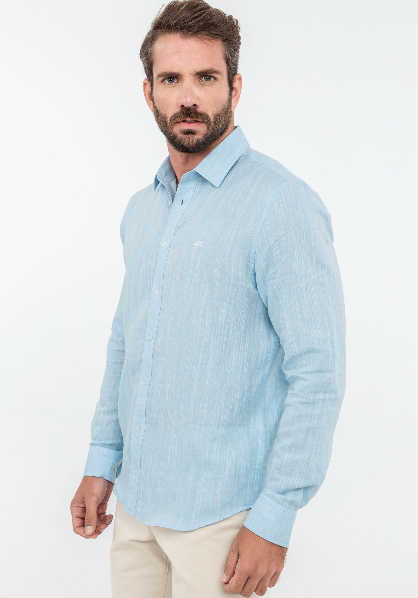 Calça bege e sales camisa azul clara