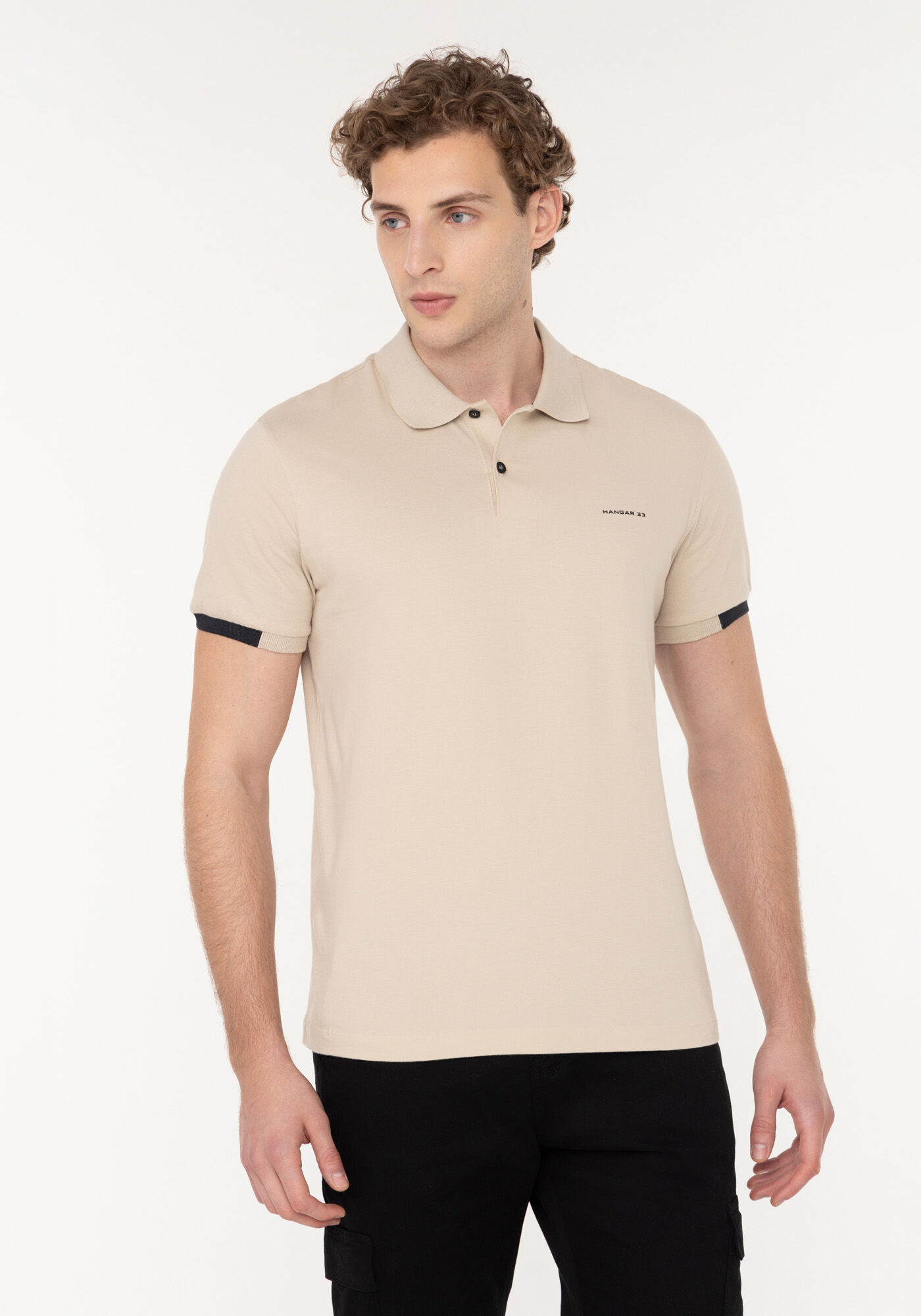 Camisa Polo Com Manga Curta E Retil&iacute;nea Em Meia Malha, BEGE SILVERSTONE, large.